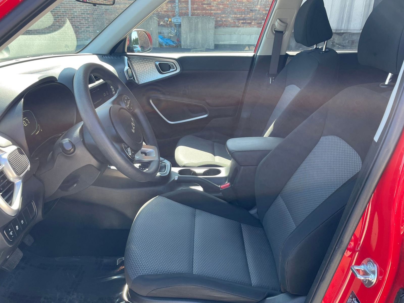 Used 2025 Kia Soul LX w/ LX Technology Package FWD image 24