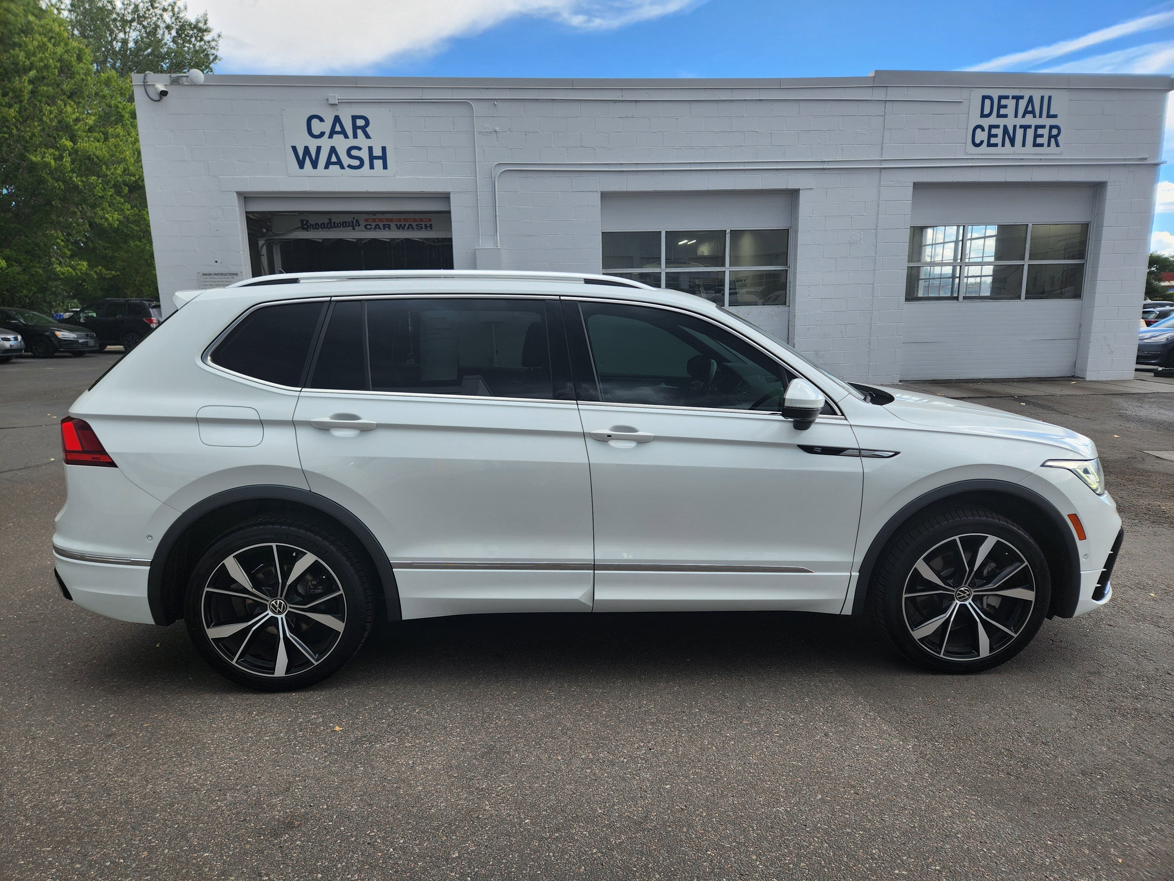 Certified 2022 Volkswagen Tiguan SEL R-Line image 8