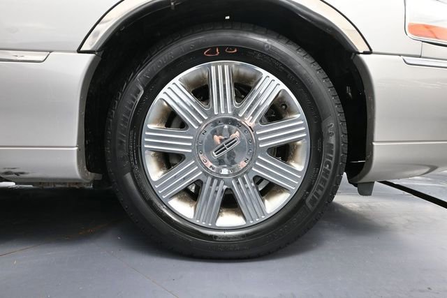 Used 2004 Lincoln Town Car Ultimate RWD image 14