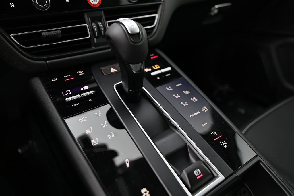 New 2026 Porsche Macan Turbo AWD/4WD image 41