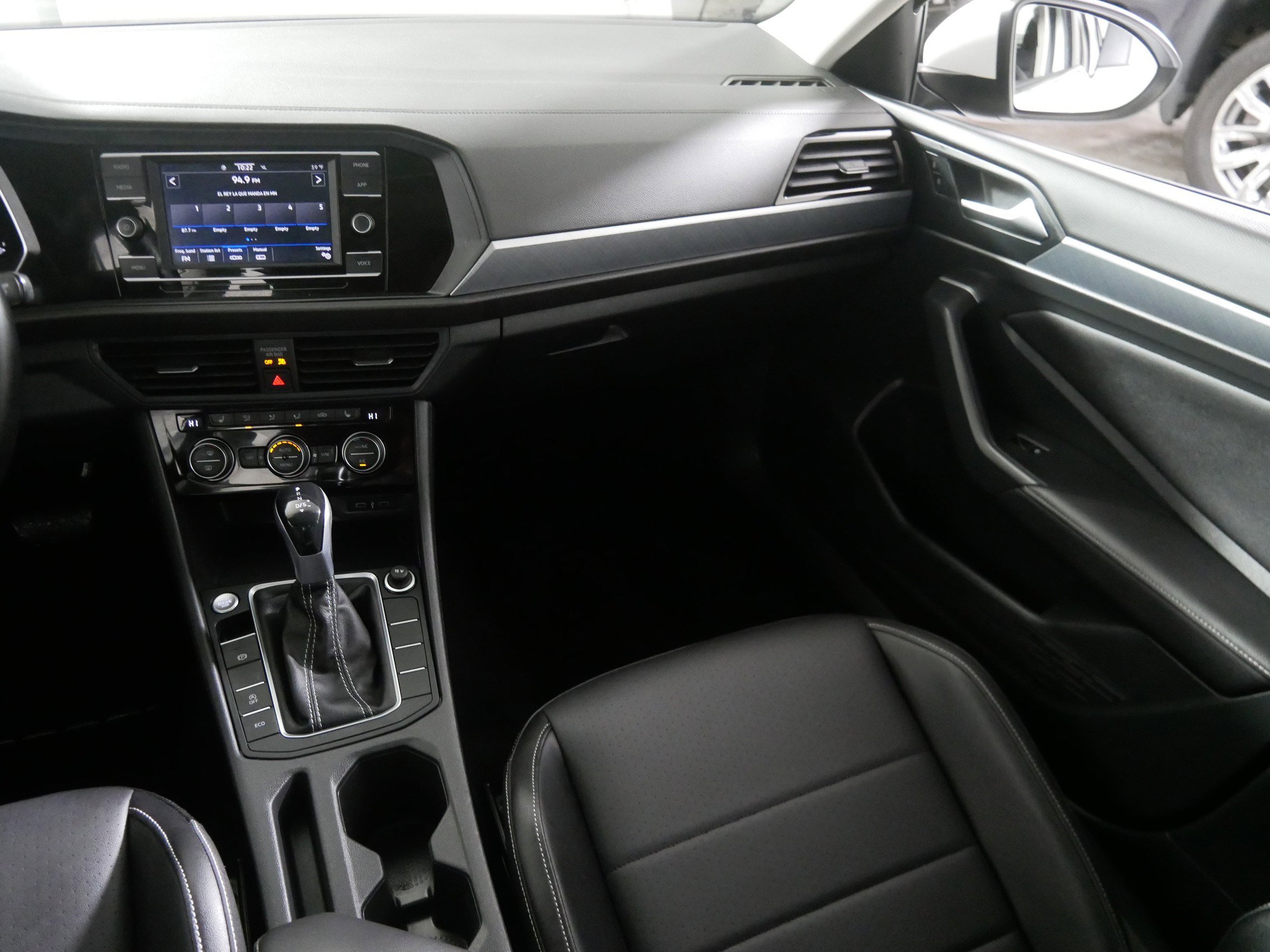 Certified 2022 Volkswagen Jetta SE w/ Panoramic Sunroof Package image 11