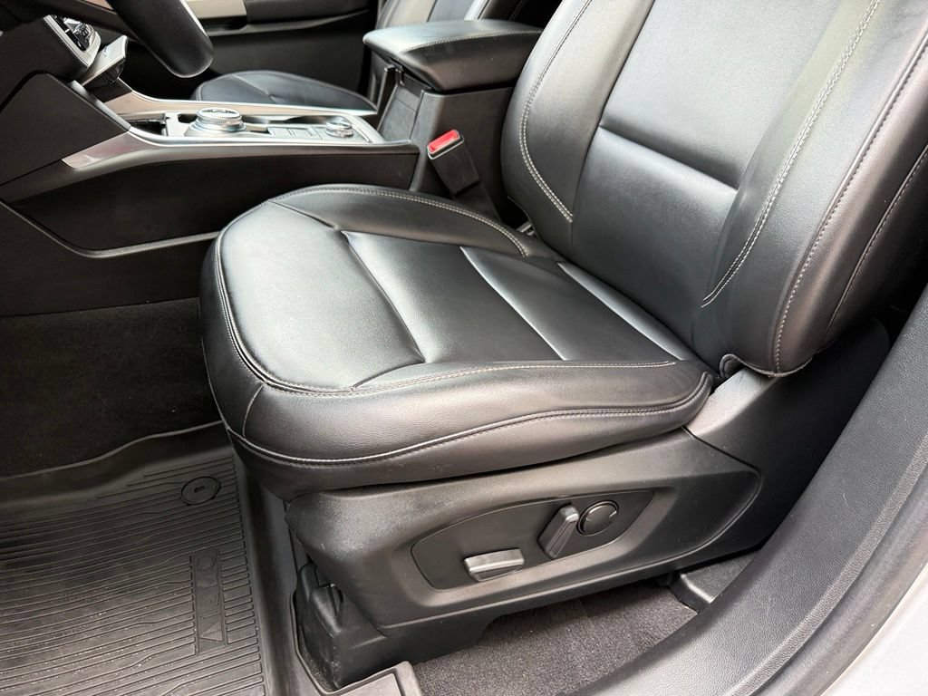 Used 2024 Ford Explorer XLT w/ Equipment Group 202A AWD/4WD image 26