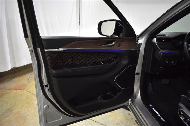 Used 2025 Jeep Grand Cherokee Summit image 13