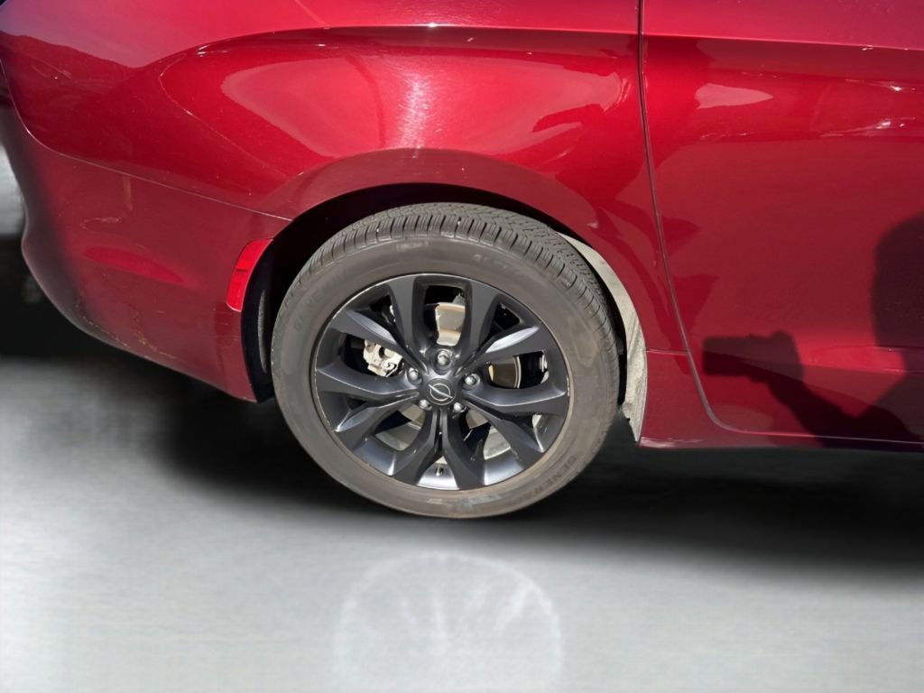 Used 2020 Chrysler Pacifica Limited w/ S Appearance Package image 13