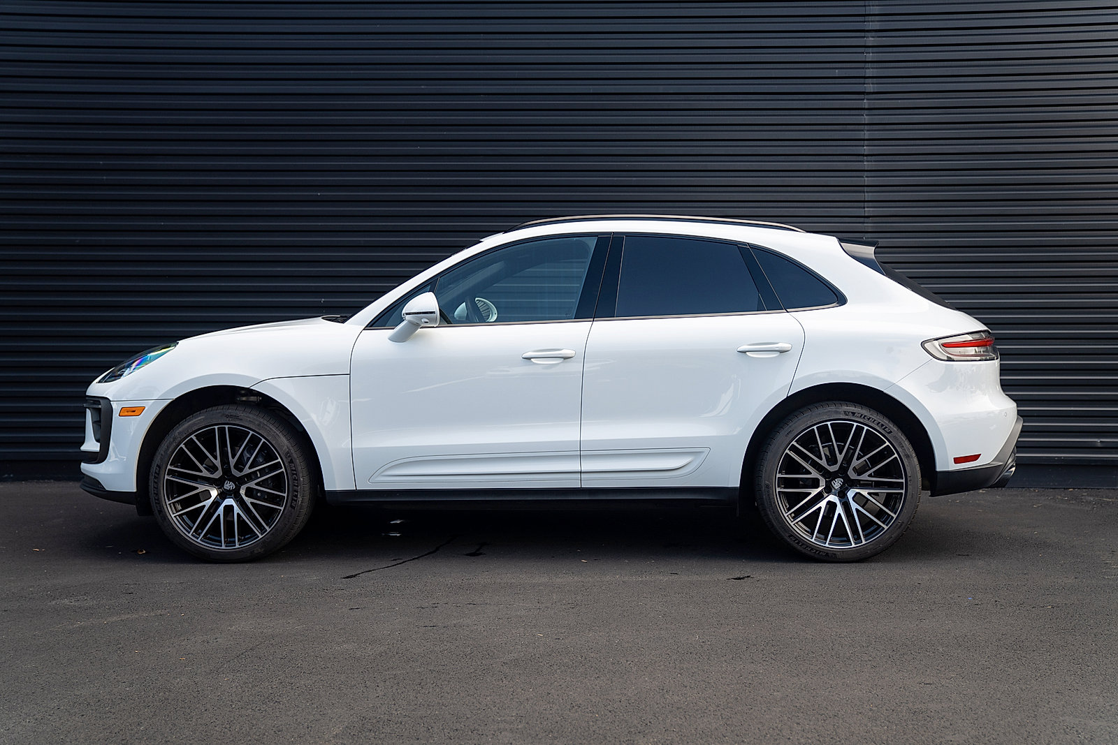 Certified 2025 Porsche Macan AWD/4WD image 2