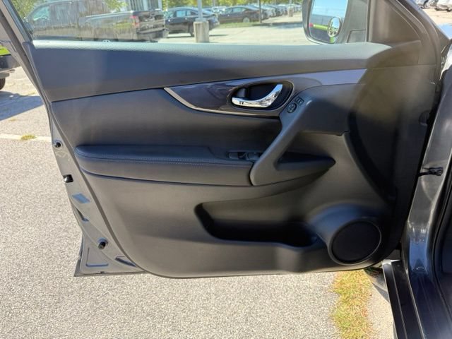 Used 2017 Nissan Rogue S AWD/4WD image 16