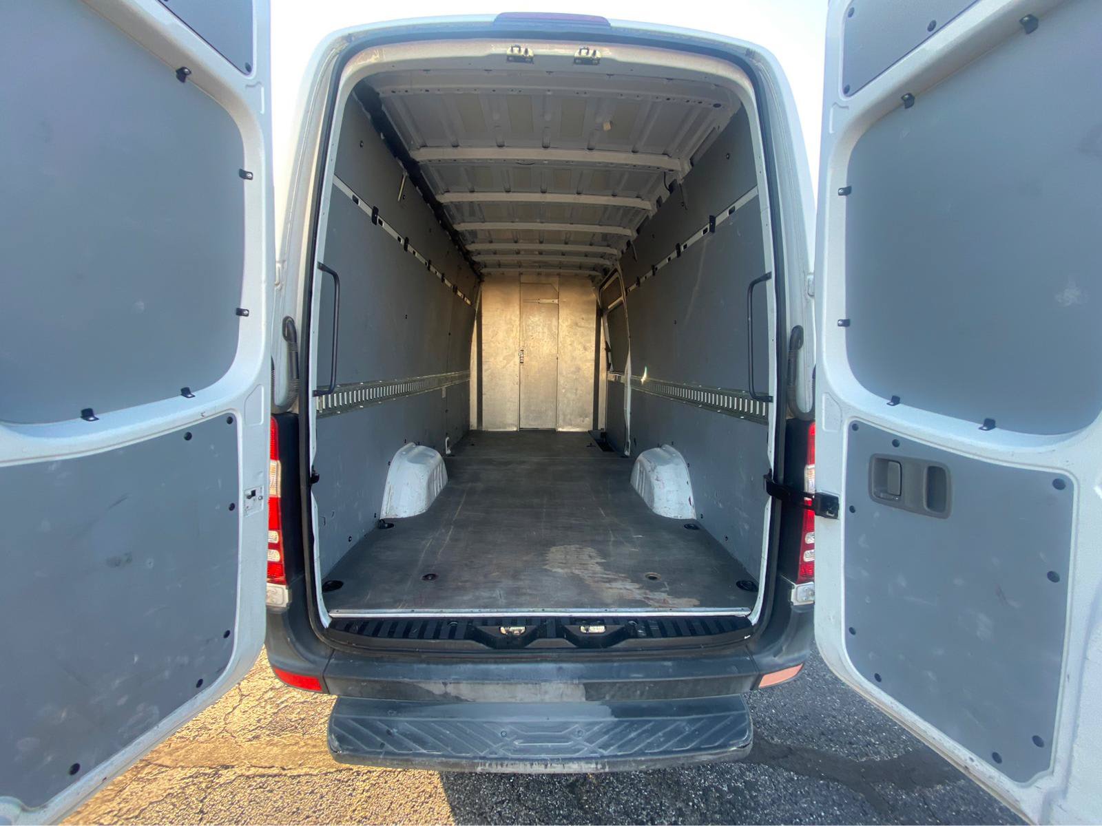 Used 2015 Freightliner Sprinter 2500 RWD image 8