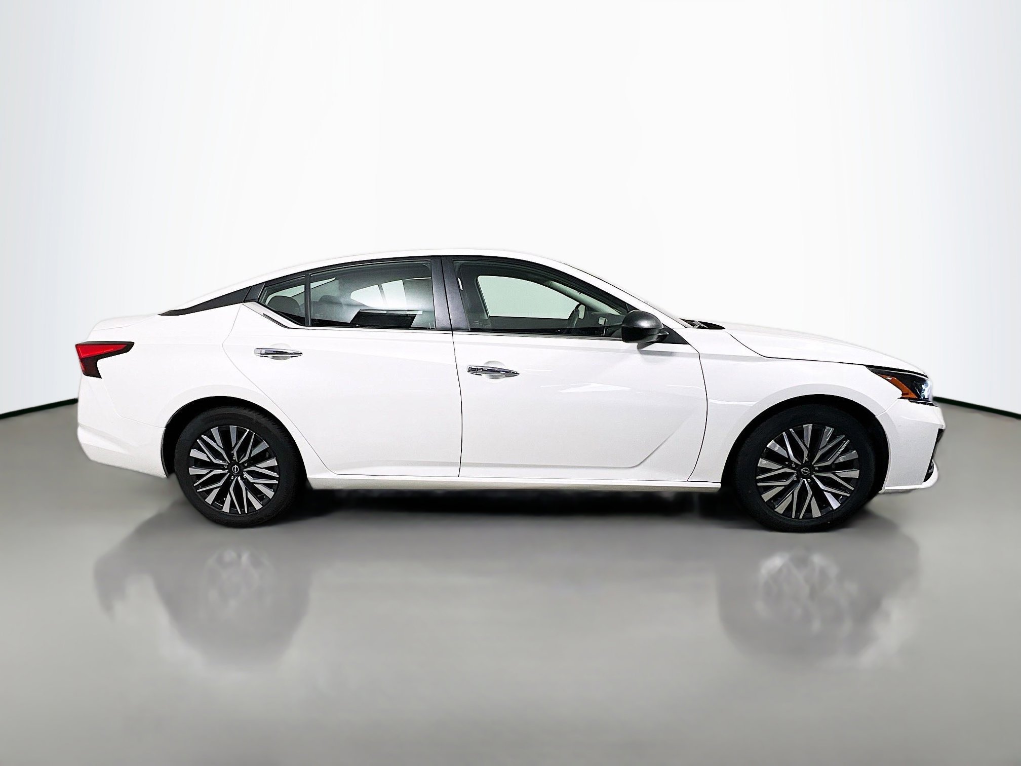 Used 2024 Nissan Altima 2.5 SV image 3