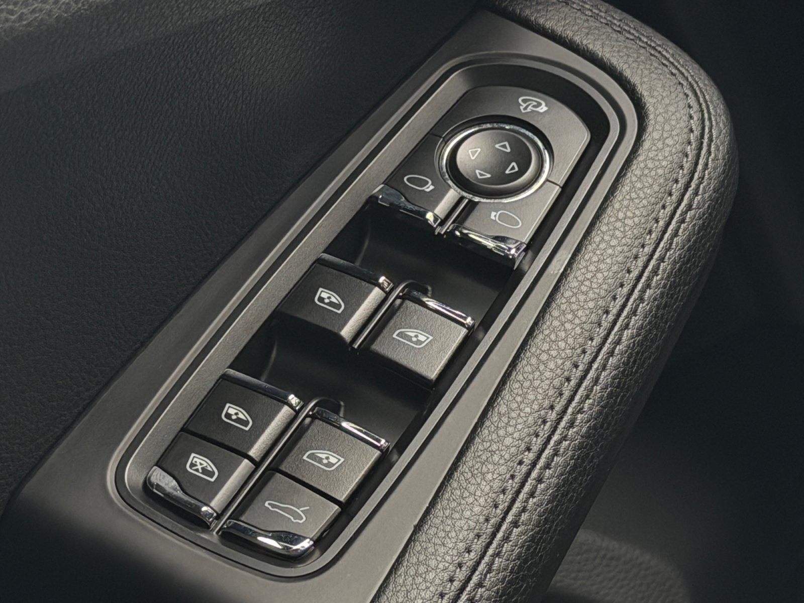 Used 2025 Porsche Macan AWD/4WD image 16