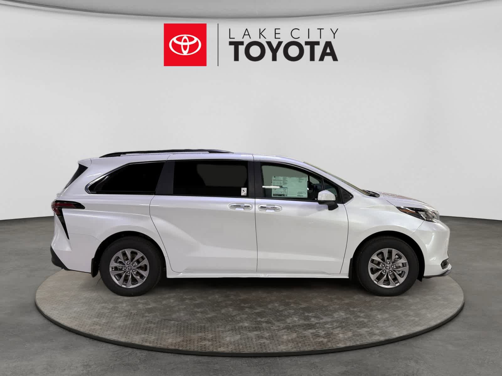 New 2026 Toyota Sienna XLE FWD image 7