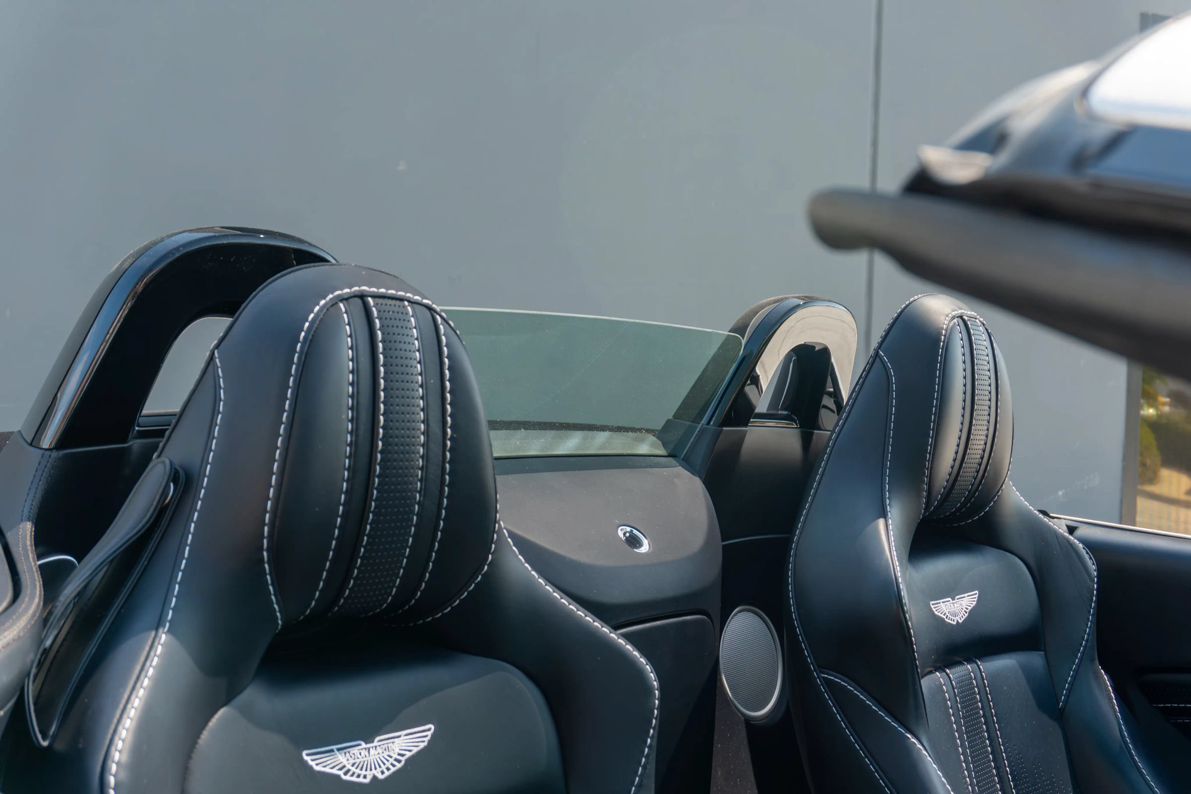 Used 2022 Aston Martin V8 Vantage Roadster RWD image 16