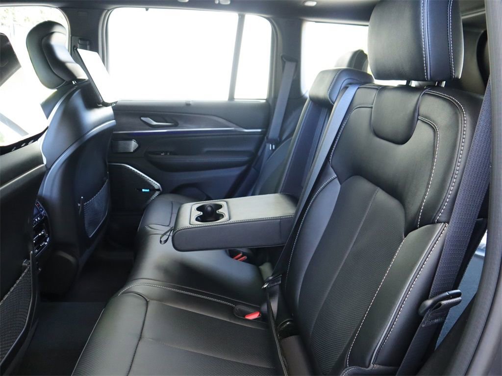 Used 2023 Jeep Grand Cherokee Overland w/ Luxury Tech Group IV image 25