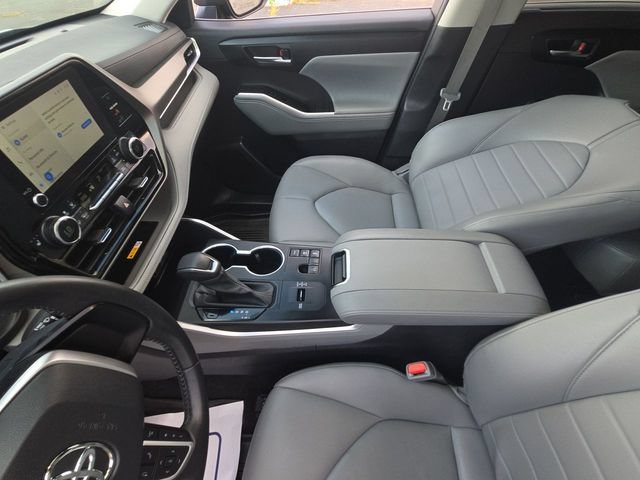 Used 2024 Toyota Highlander XLE AWD/4WD image 20