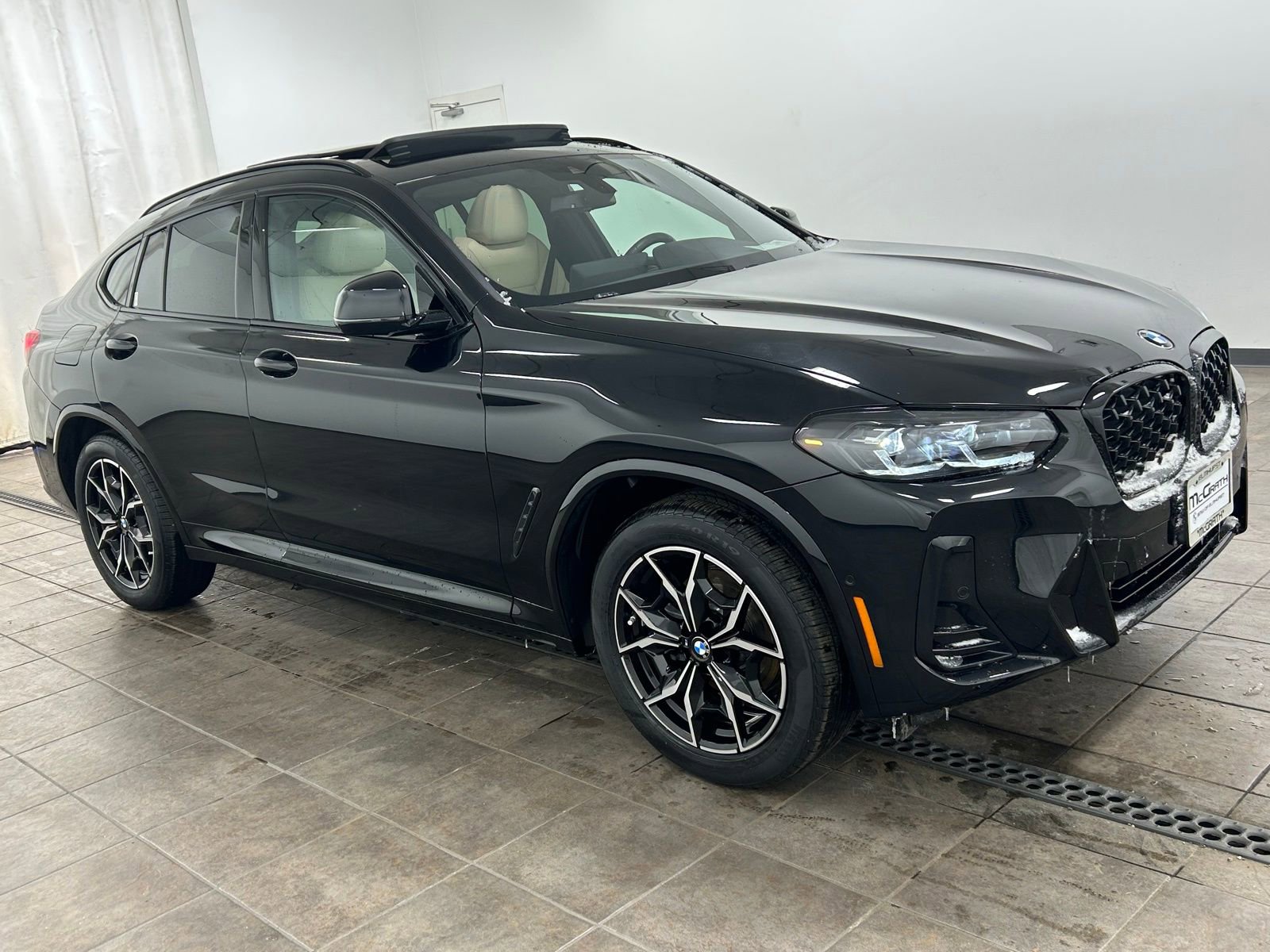 Used 2025 BMW X4 xDrive30i w/ M Sport Package AWD/4WD image 6
