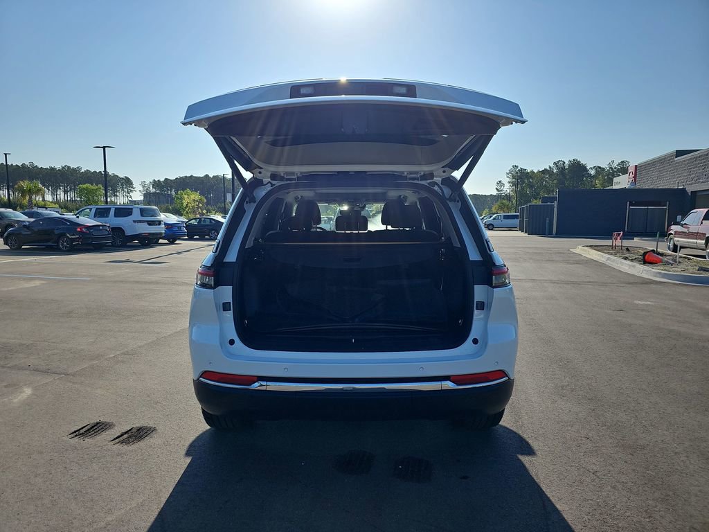 Used 2022 Jeep Grand Cherokee Limited w/ Trailer Tow Prep Group (B) AWD/4WD image 16