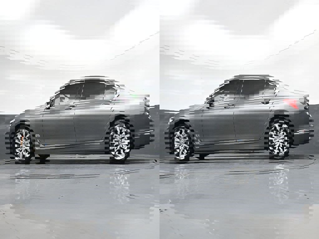 Used 2018 BMW 740i RWD image 30