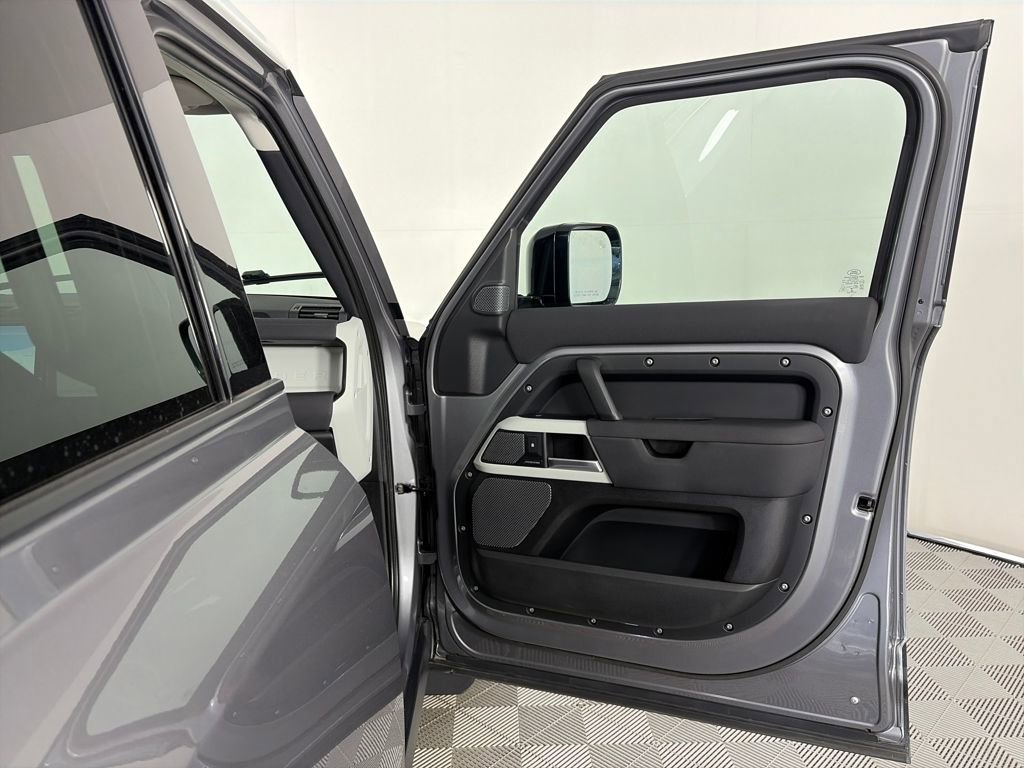 Used 2022 Land Rover Defender 110 image 29