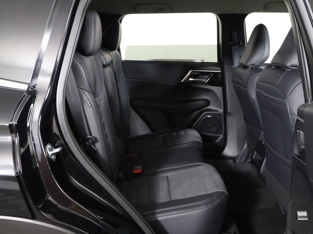 New 2026 Mitsubishi Outlander SE image 32