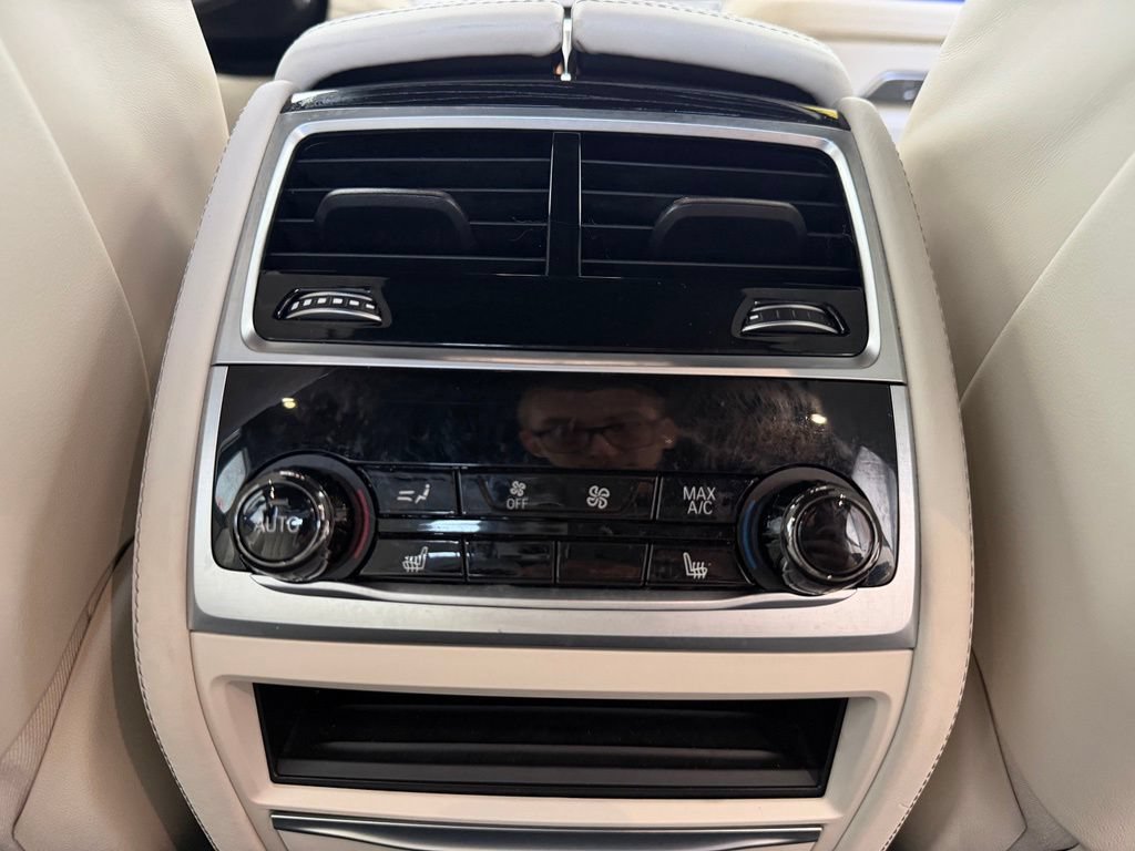 Used 2022 BMW 750Li xDrive AWD/4WD image 12