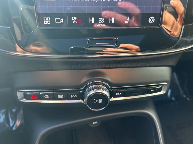 Certified 2025 Volvo XC40 B5 Plus image 24