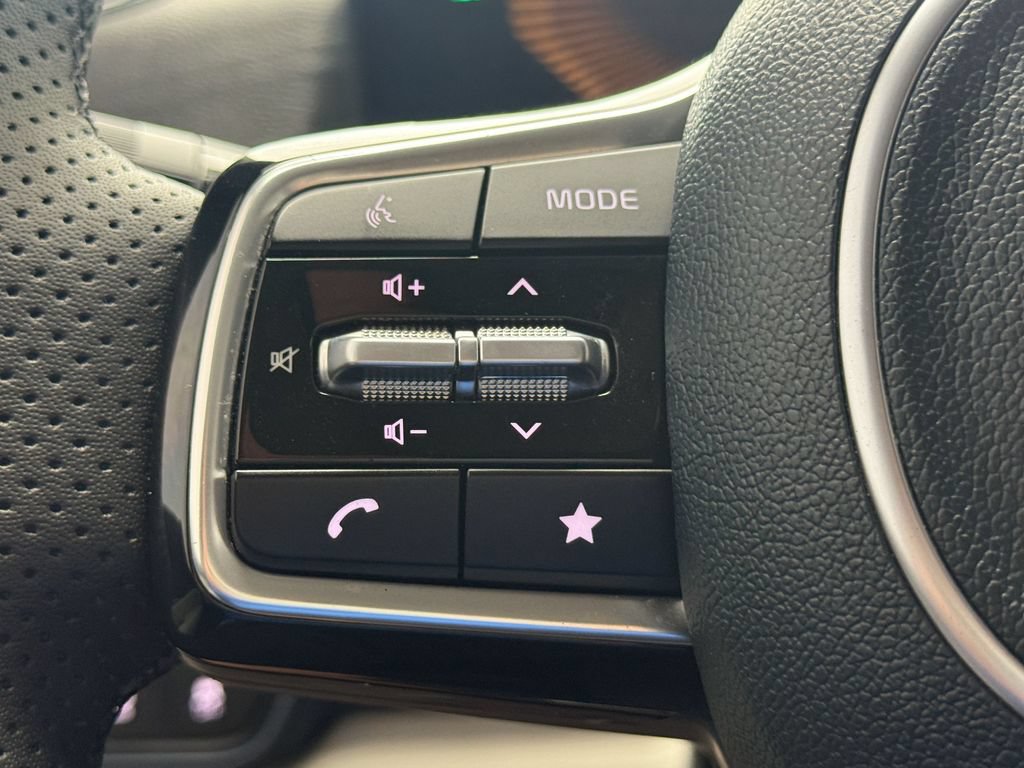 Used 2025 Kia Carnival EX FWD image 27