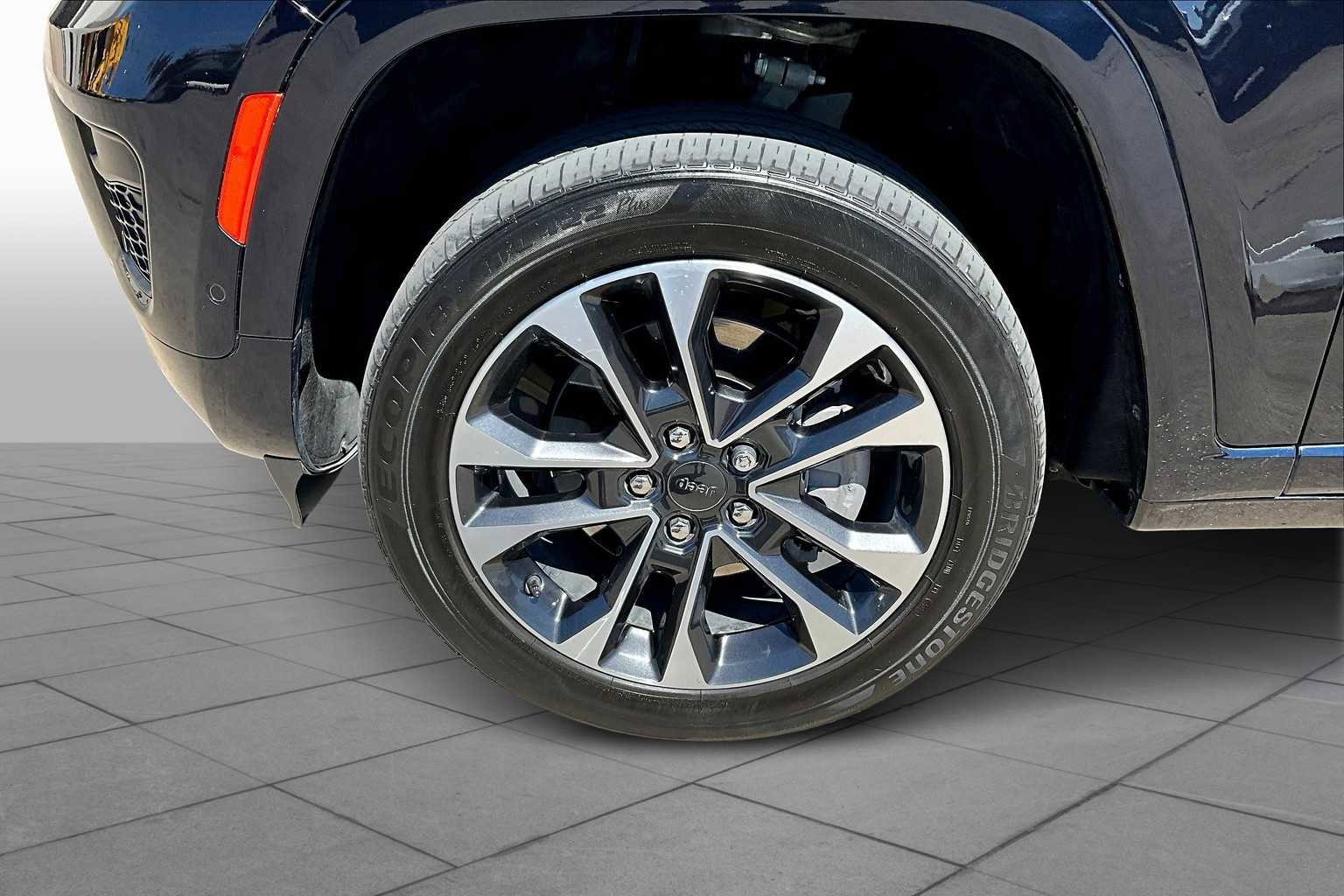 Used 2024 Jeep Grand Cherokee L Overland w/ Trailer Tow Package image 10