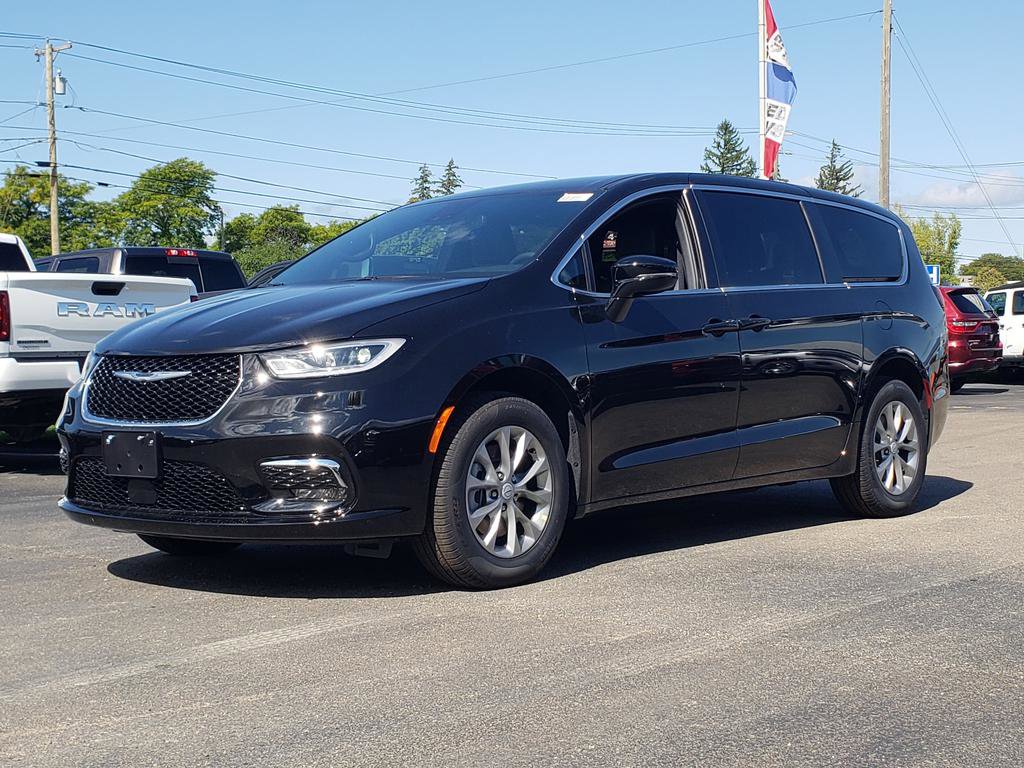 New 2026 Chrysler Pacifica Select image 3