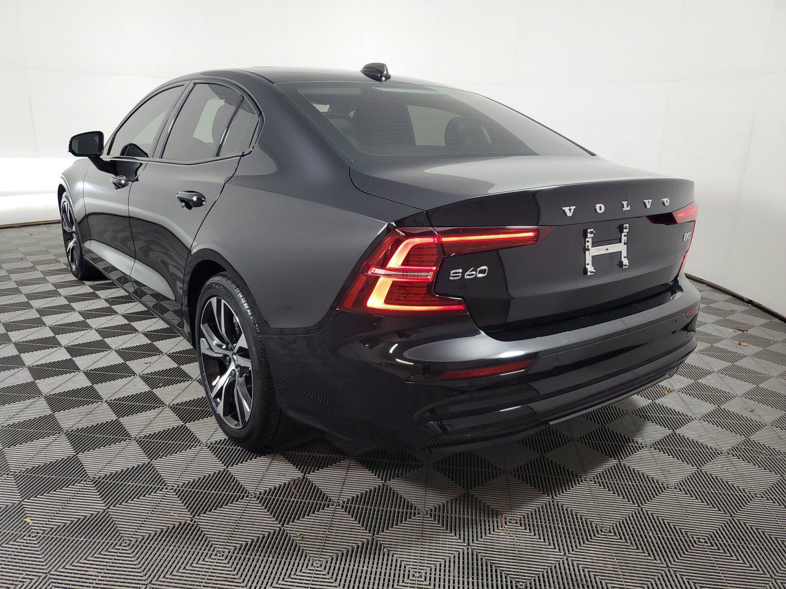 Used 2024 Volvo S60 B5 Core w/ Climate Package FWD image 4