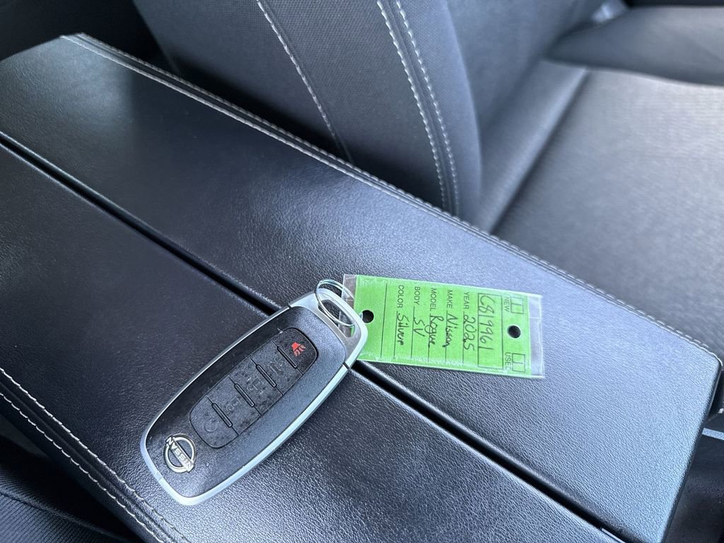 Used 2025 Nissan Rogue SV image 29