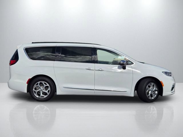 Used 2023 Chrysler Pacifica Touring-L image 3