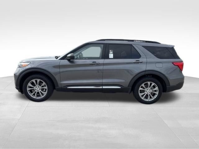 Used 2023 Ford Explorer XLT w/ Equipment Group 202A AWD/4WD image 2