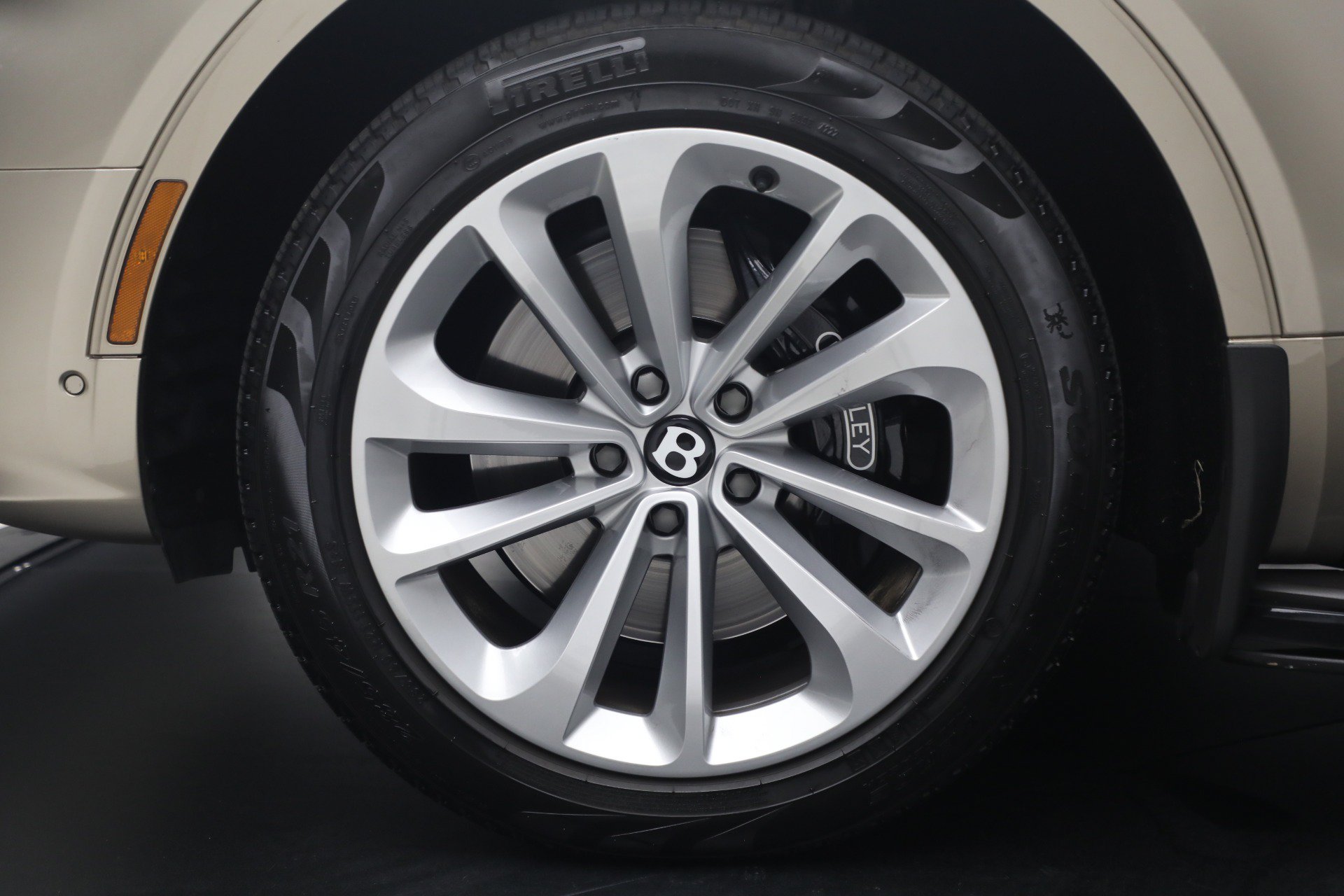 Certified 2021 Bentley Bentayga AWD/4WD image 14