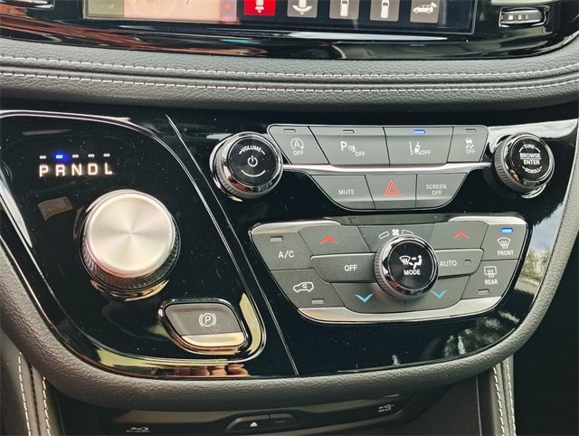 New 2026 Chrysler Pacifica Limited w/ Uconnect Theater Family Group image 22