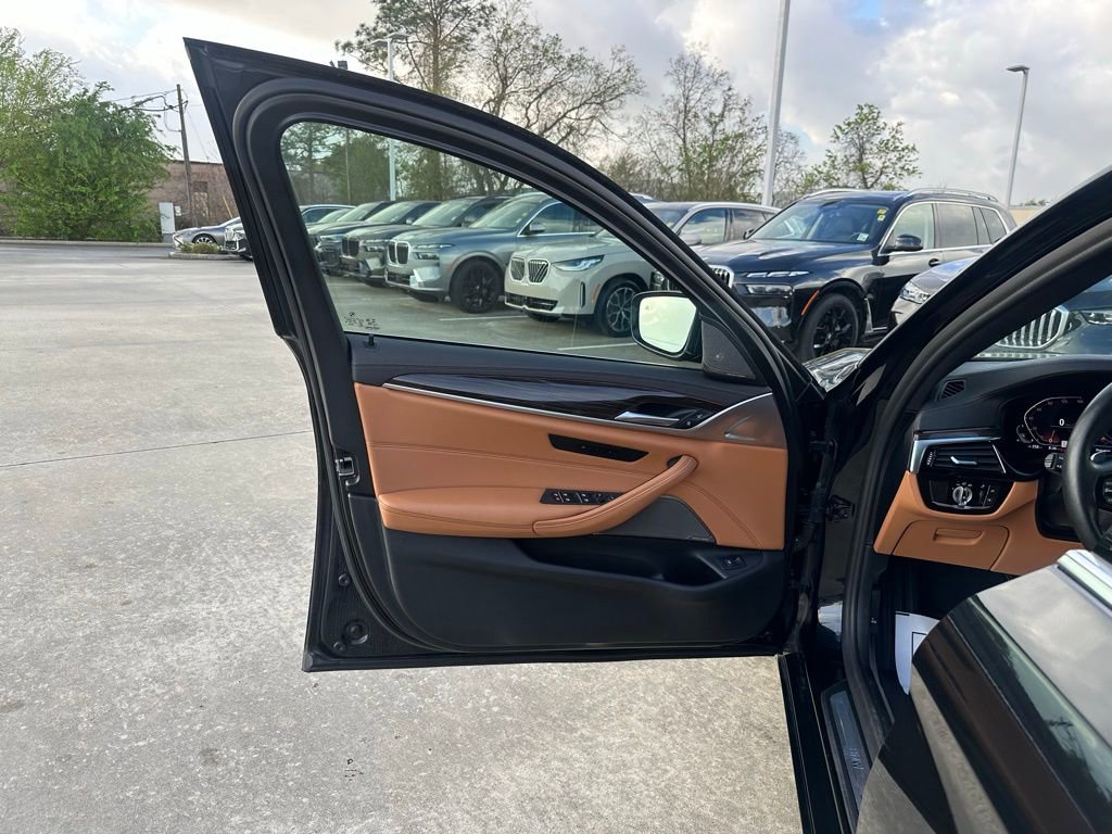 Used 2022 BMW 530i w/ Executive Package image 9