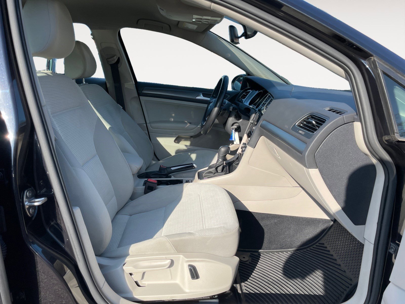 Used 2018 Volkswagen Golf S image 13