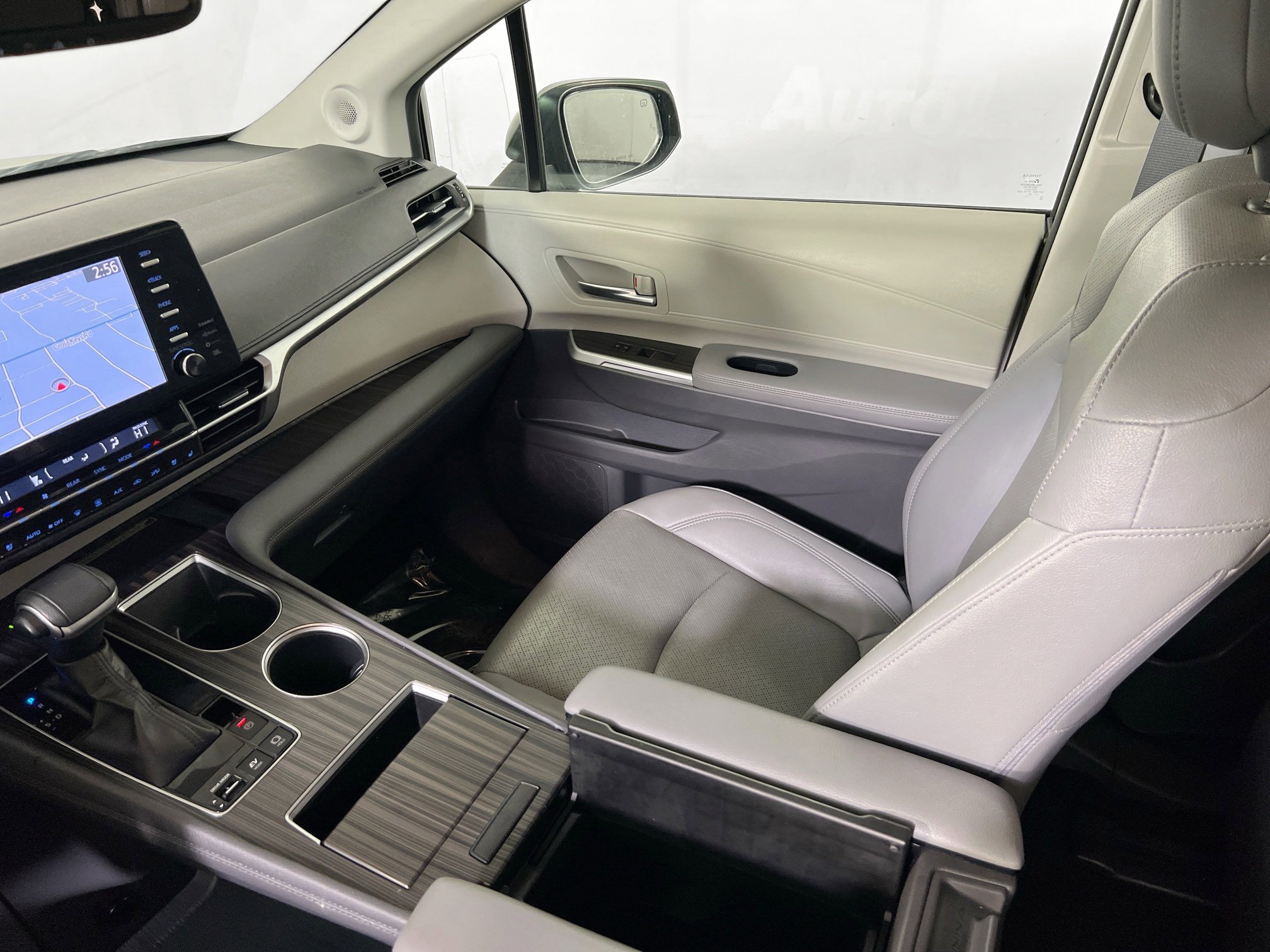 Used 2022 Toyota Sienna Limited image 24
