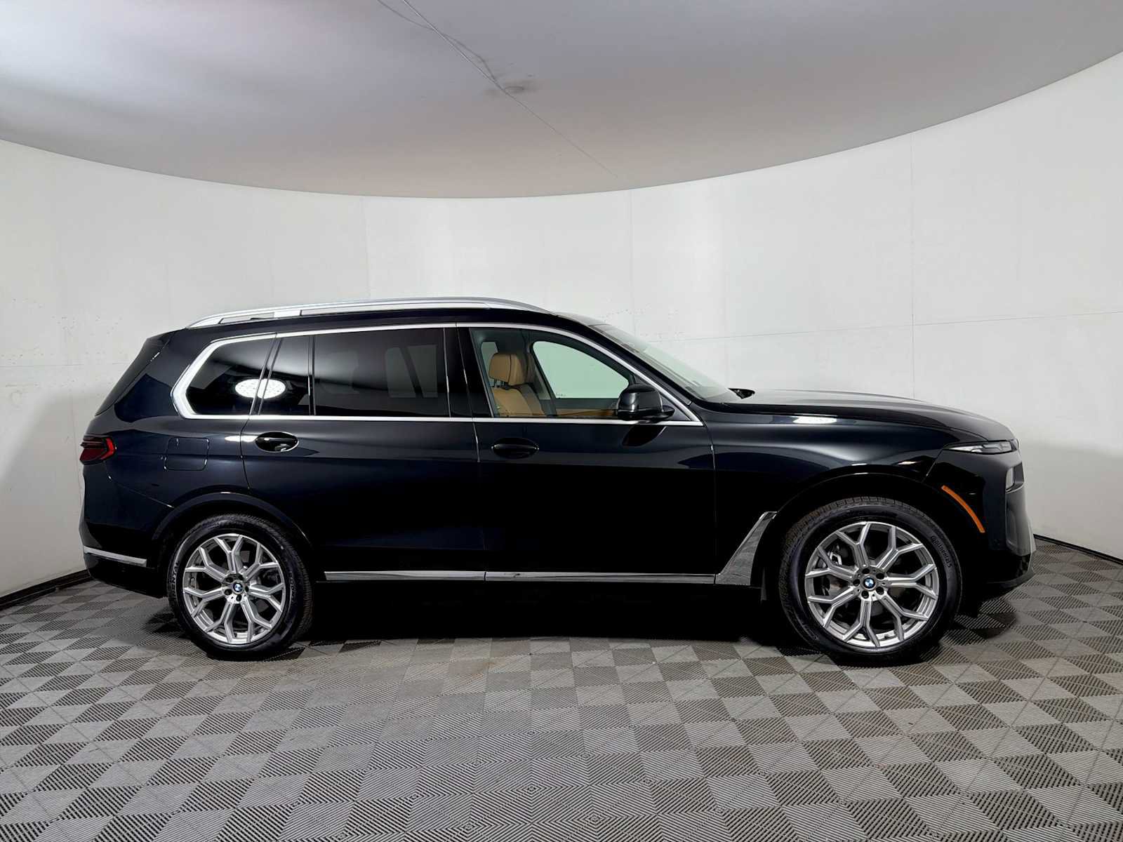 Used 2025 BMW X7 xDrive40i w/ Premium Package AWD/4WD image 7
