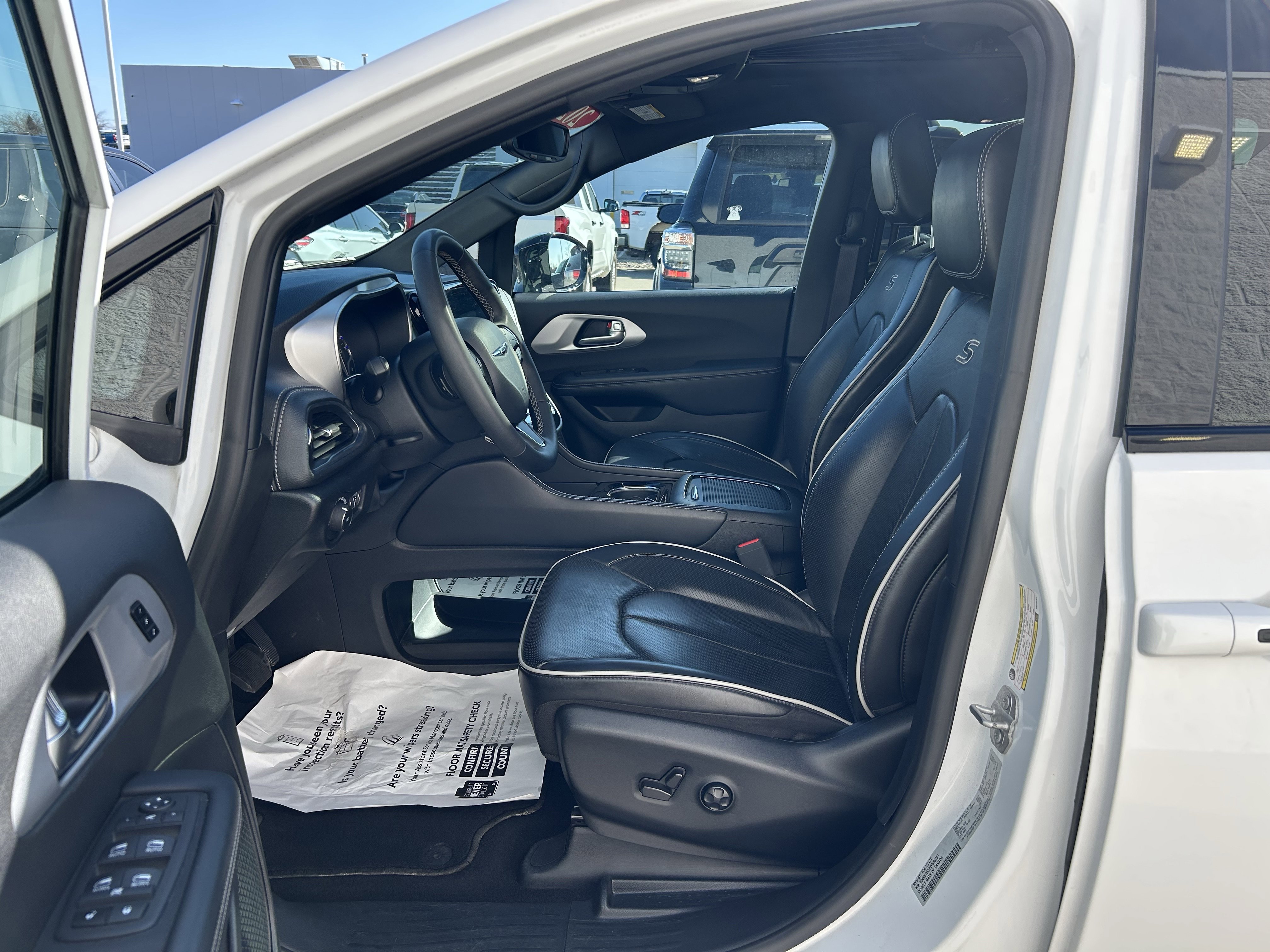 Used 2025 Chrysler Pacifica Limited image 13