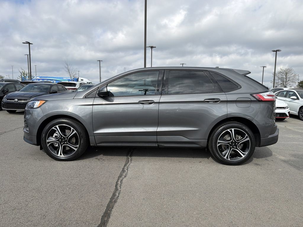 Used 2022 Ford Edge ST image 2
