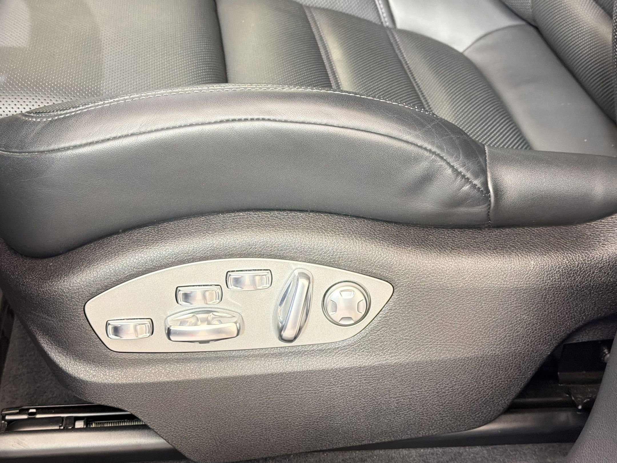 Used 2025 Porsche Macan image 16