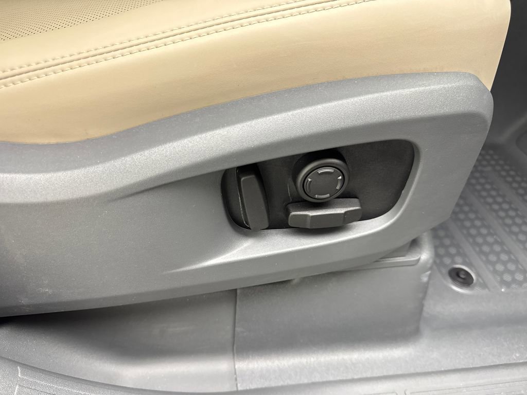 Used 2023 Land Rover Defender 110 SE AWD/4WD image 48