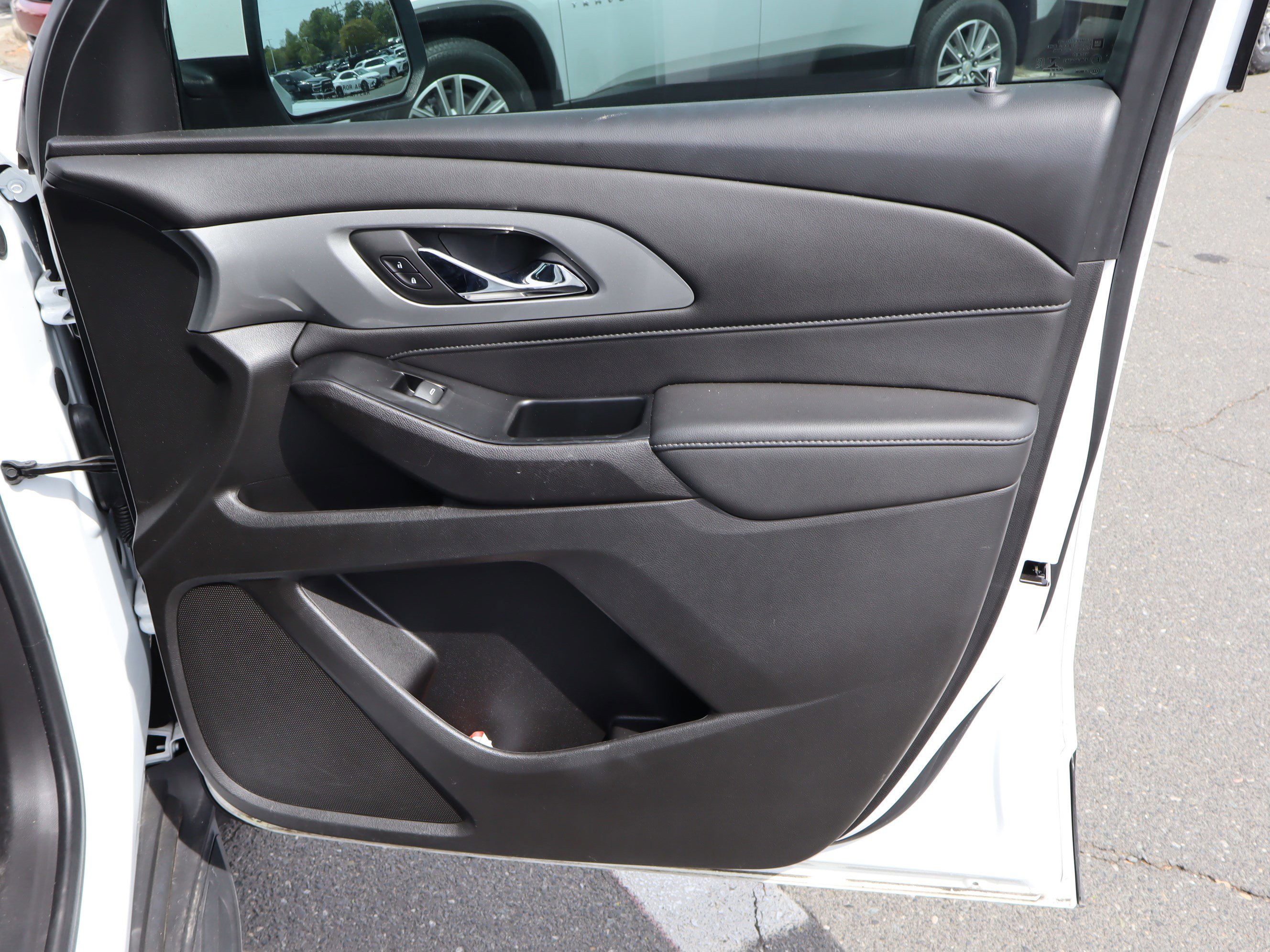 Used 2022 Chevrolet Traverse LT FWD image 40