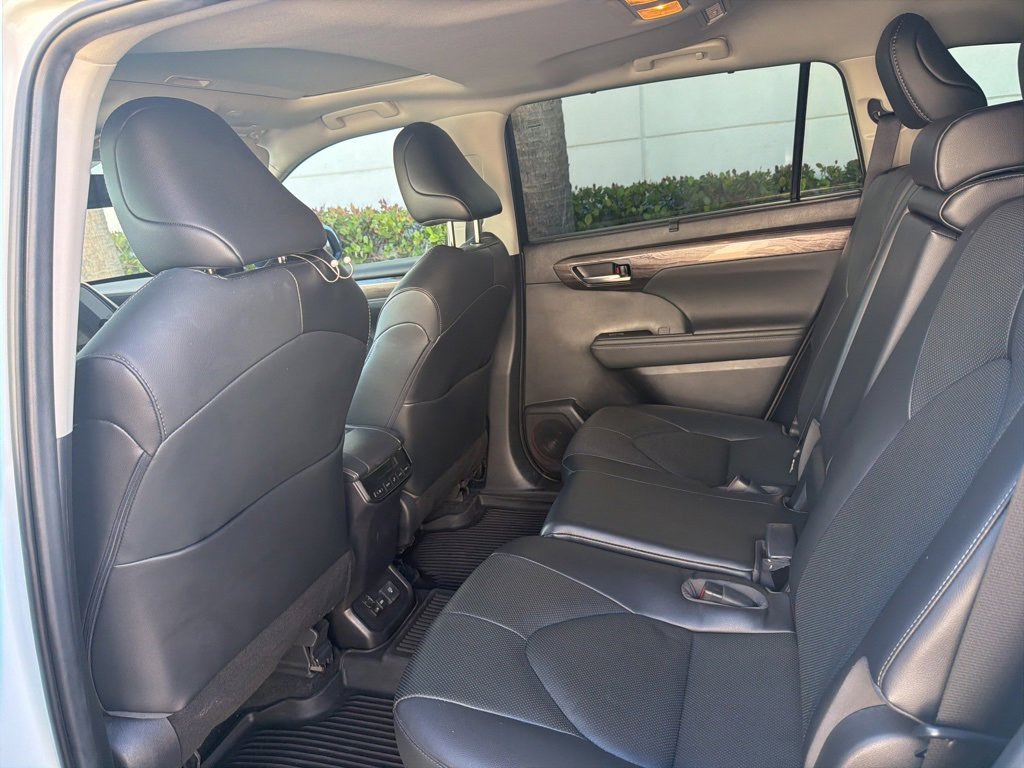Used 2023 Toyota Highlander L image 12