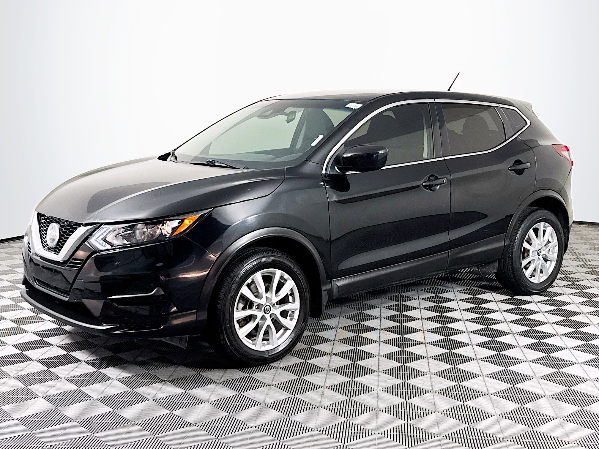 Used 2020 Nissan Rogue Sport S w/ Appearance Package FWD image 4