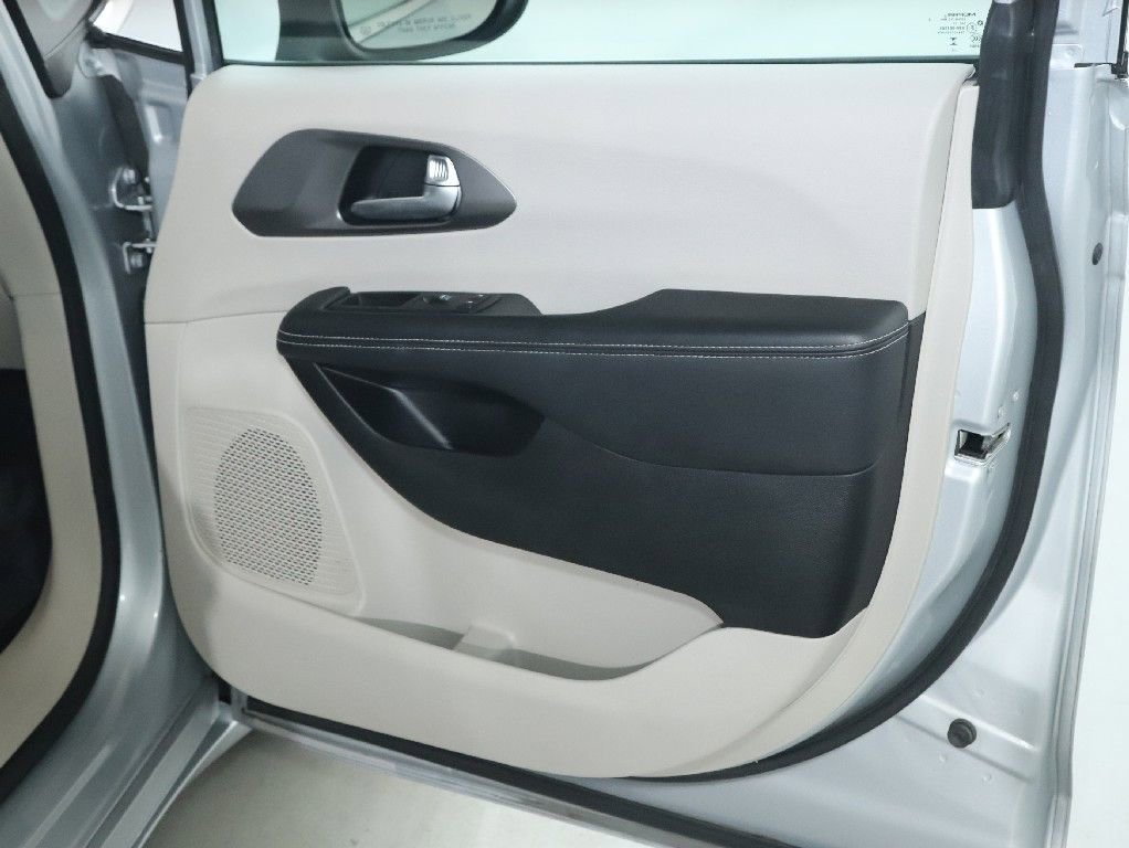 Used 2023 Chrysler Pacifica Touring-L FWD image 30