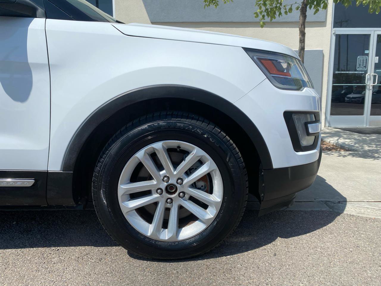 Used 2017 Ford Explorer XLT FWD image 3