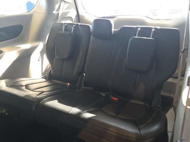 Used 2023 Chrysler Pacifica Touring-L image 17