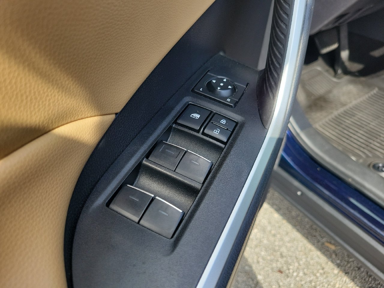 Used 2025 Toyota RAV4 XLE Premium FWD image 14