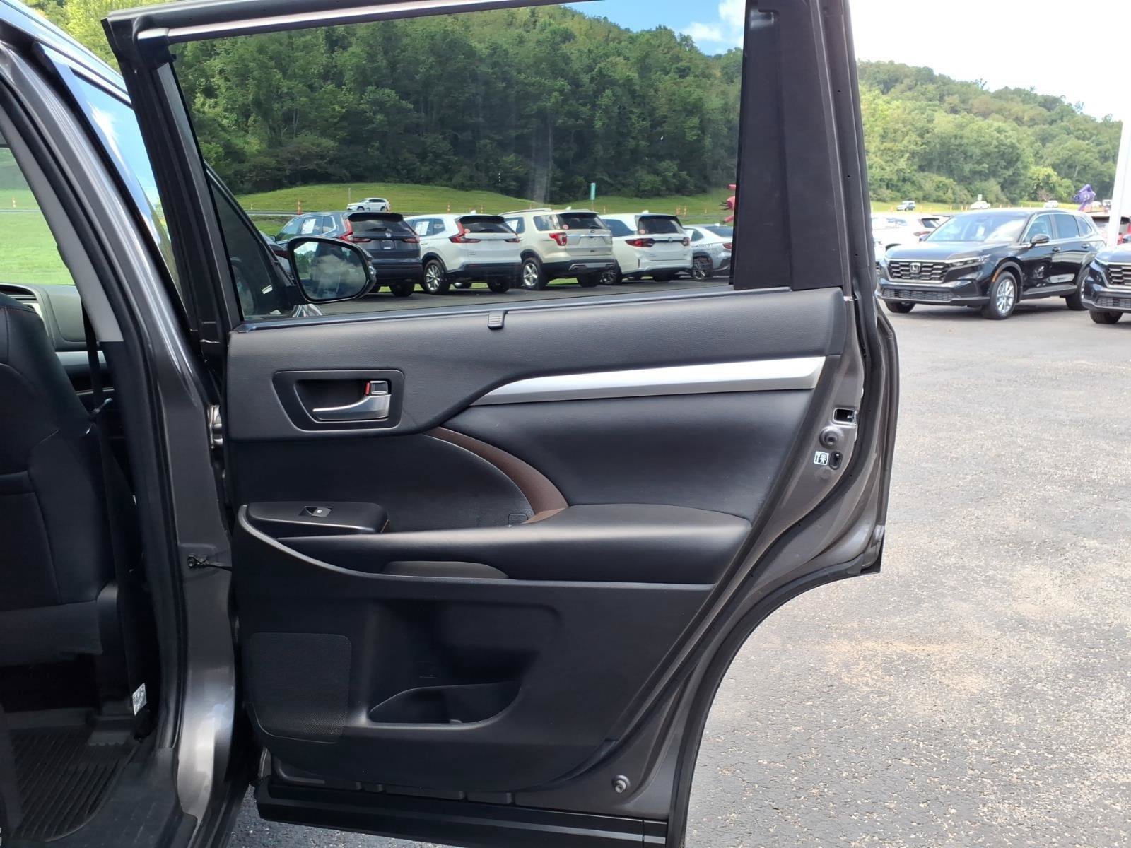 Used 2019 Toyota Highlander XLE AWD/4WD image 20