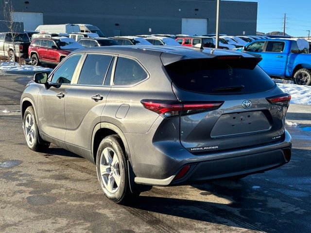 Used 2024 Toyota Highlander LE image 3